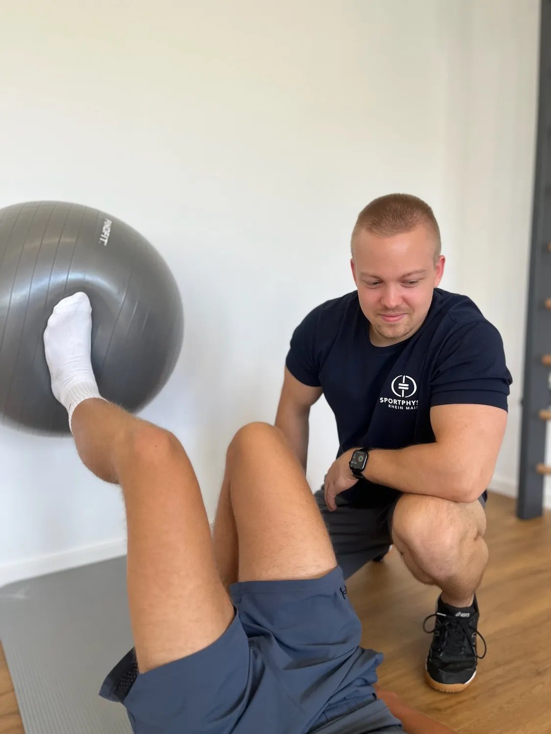 Behandlung in Rückenlage bei Sportphysio Rhein Main in Bad Homburg