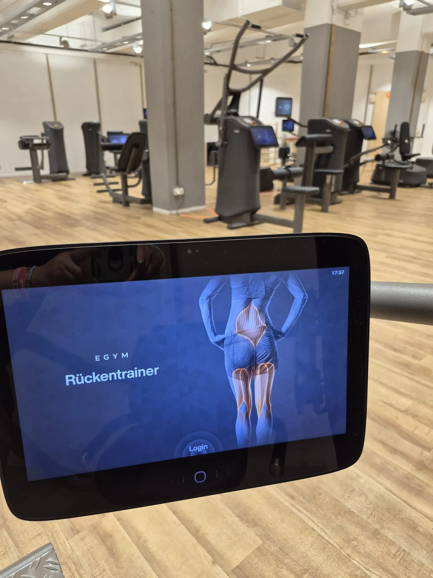 Bildschirm eines EGYM-Geräts mit dem Programm Rückentrainer in Oberursel