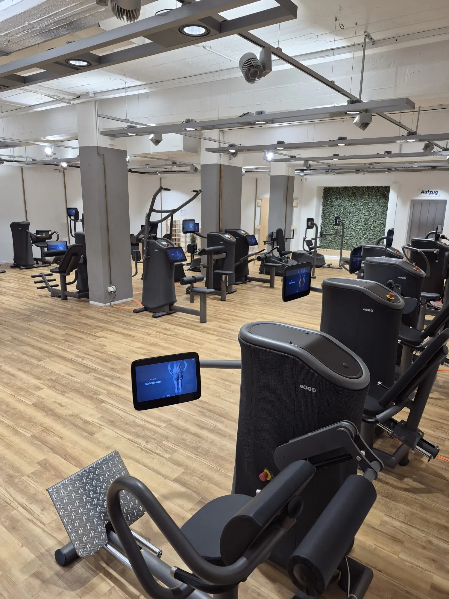 EGYM-Gerät mit Bildschirm vor dem Gerätezirkel am Holzweg in Oberursel