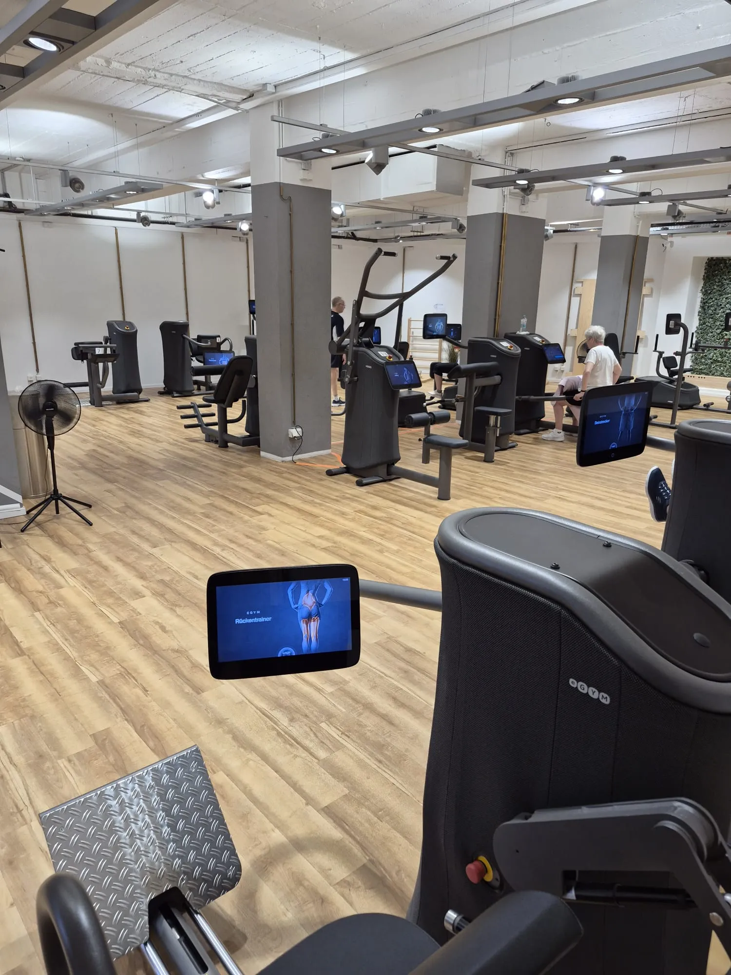 EGYM-Gerätezirkel zwischen den Säulen der Trainingshalle in Oberursel