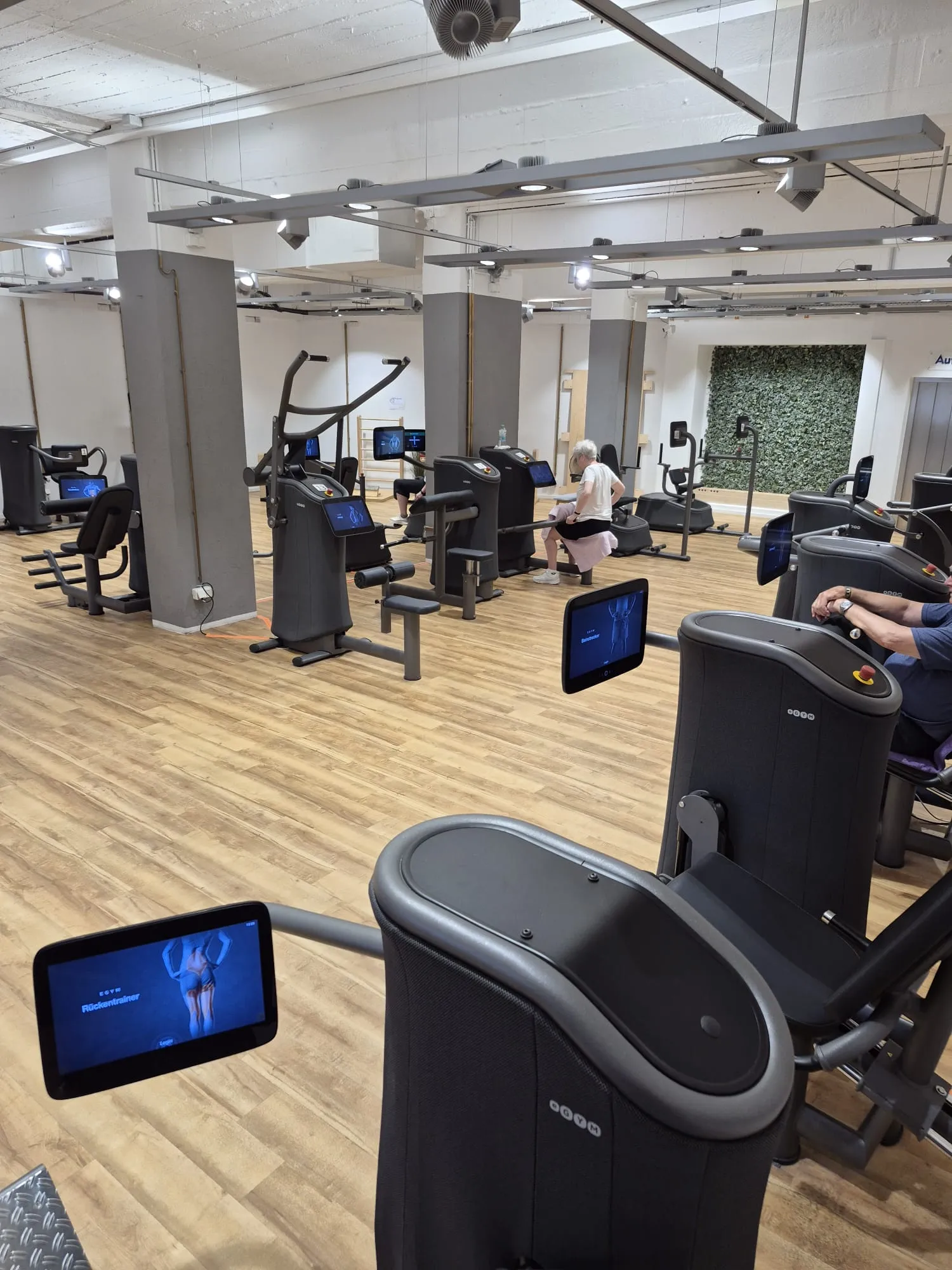Mitglieder trainieren am EGYM-Gerätezirkel am Holzweg in Oberursel