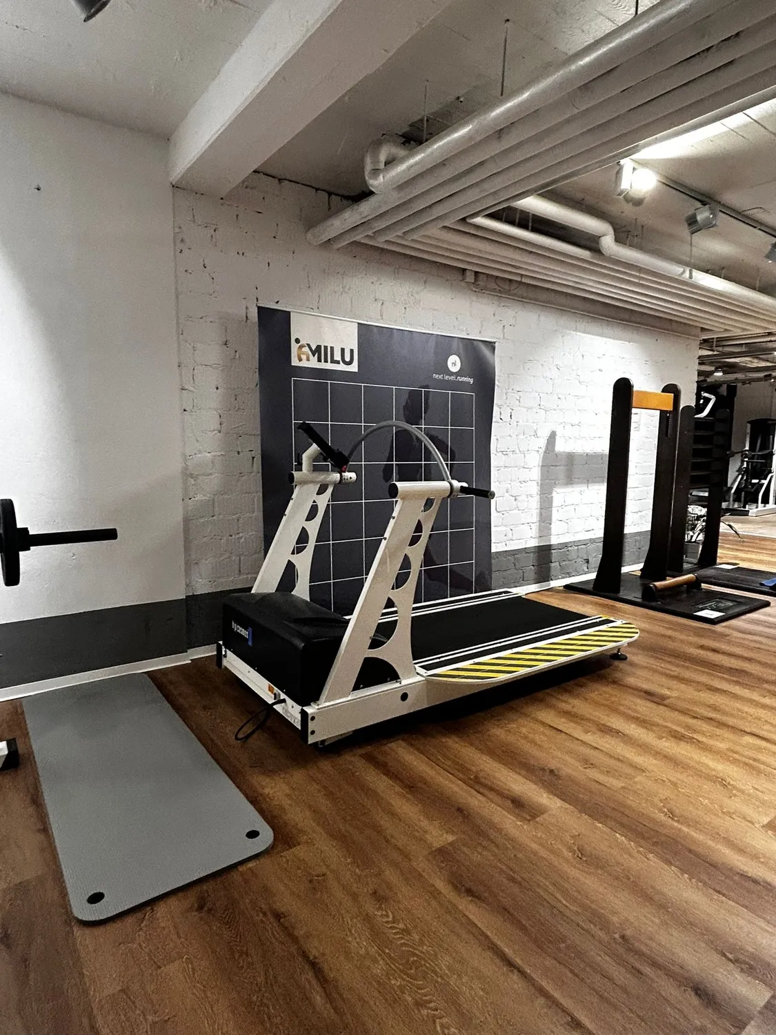 Laufband vor der AMILU-Wand im Bereich der Laufschule in Oberursel