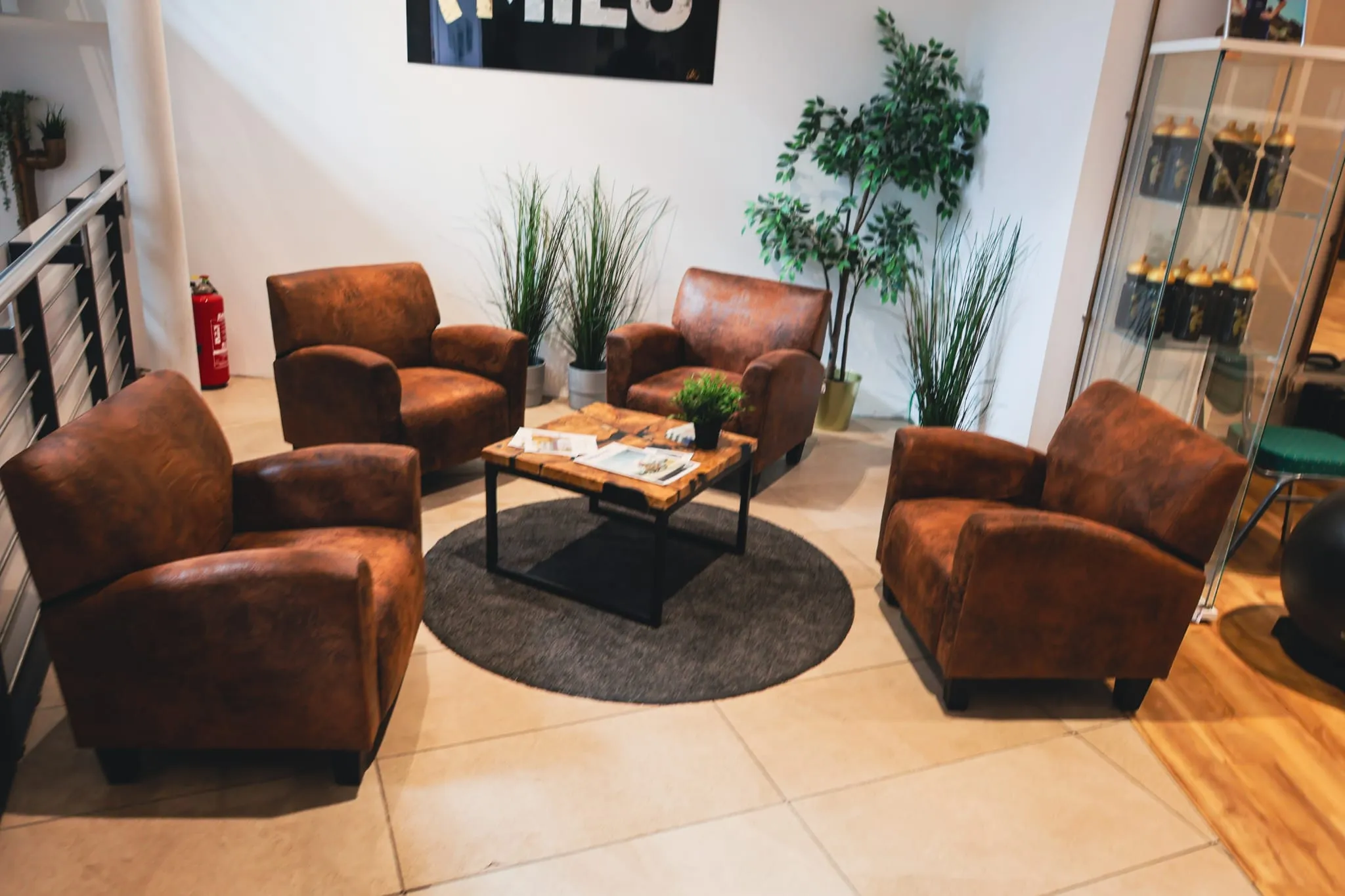 Lounge mit Ledersesseln im Haus am Holzweg 14 in Oberursel