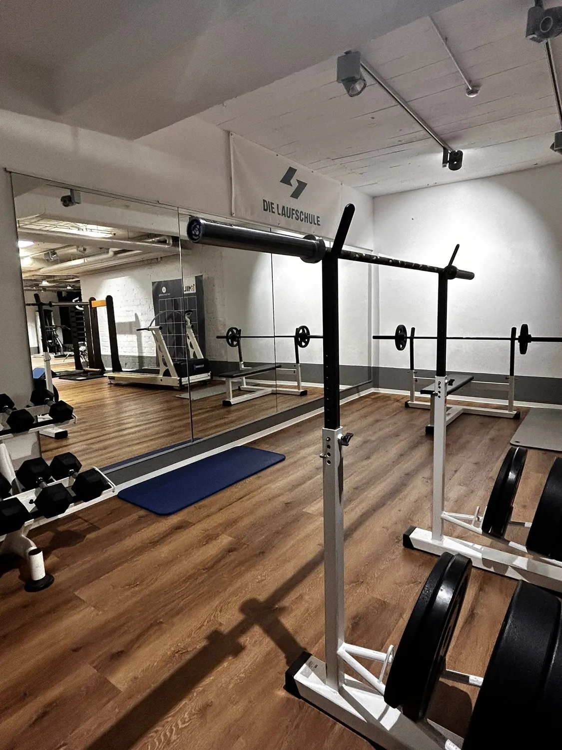 Hantelbereich auf der Trainingsfläche in Oberursel