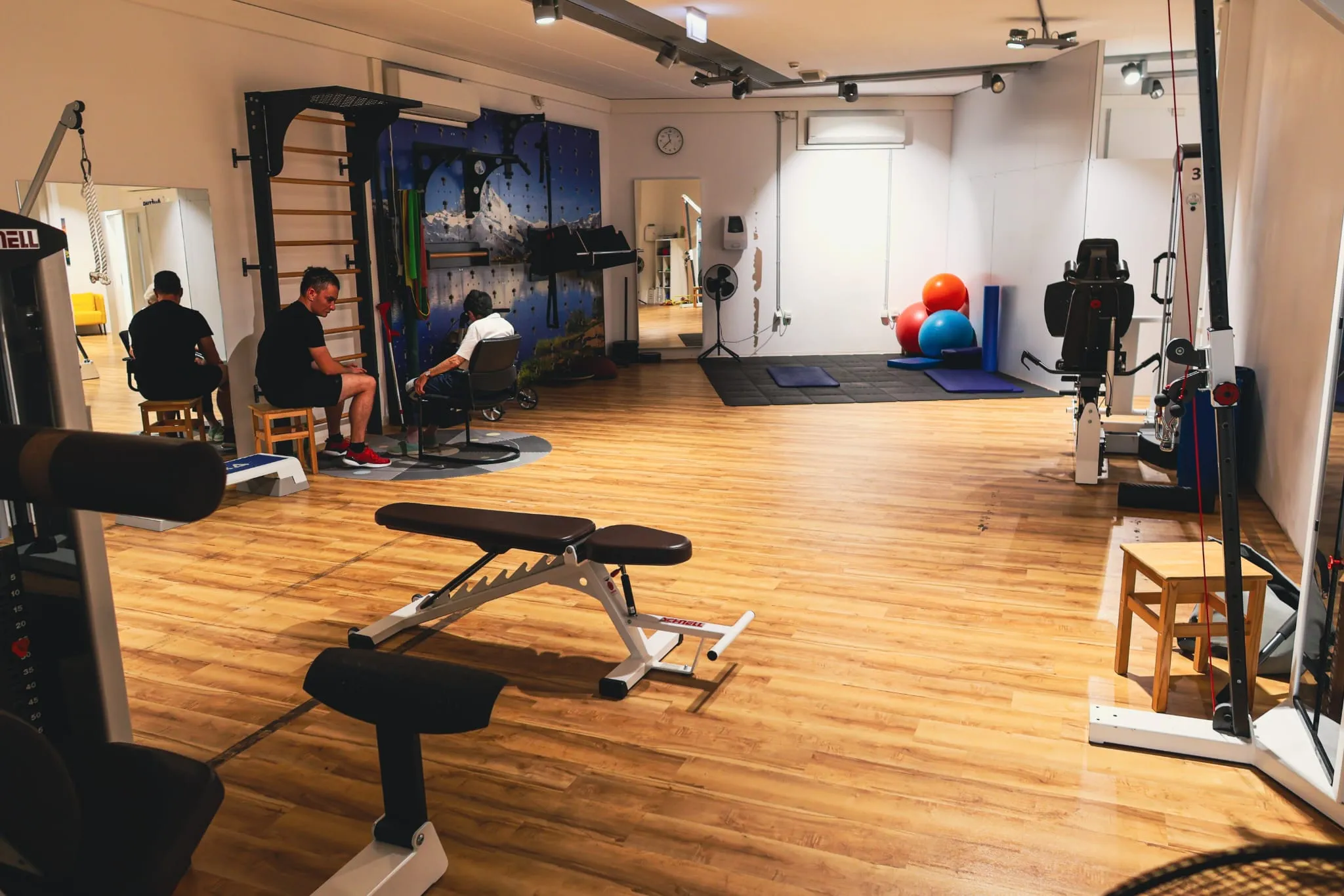 Trainingsraum mit Sprossenwand, Seilzug und Hantelbank am Holzweg in Oberursel